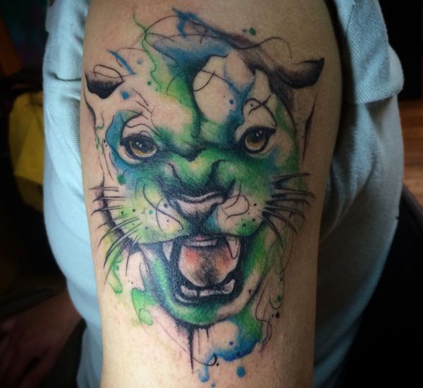 Aquarell Puma Kopf Tattoo am Oberarm