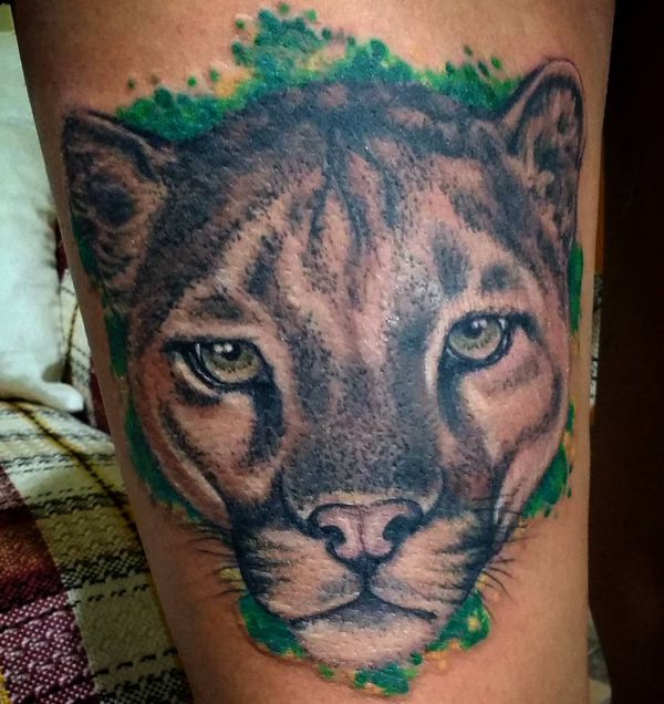 Puma Kopf Tattoo am Oberschenkel