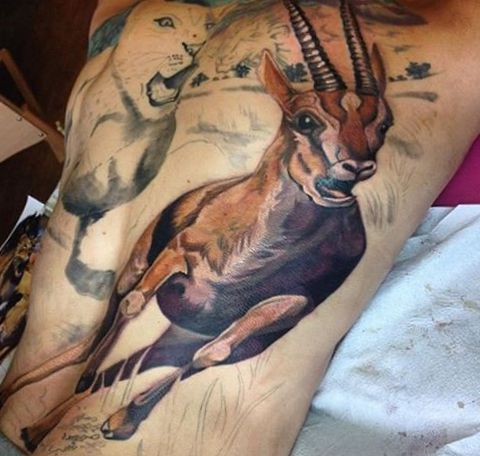 Tattoo Gazelle Löwe Design am Rücken