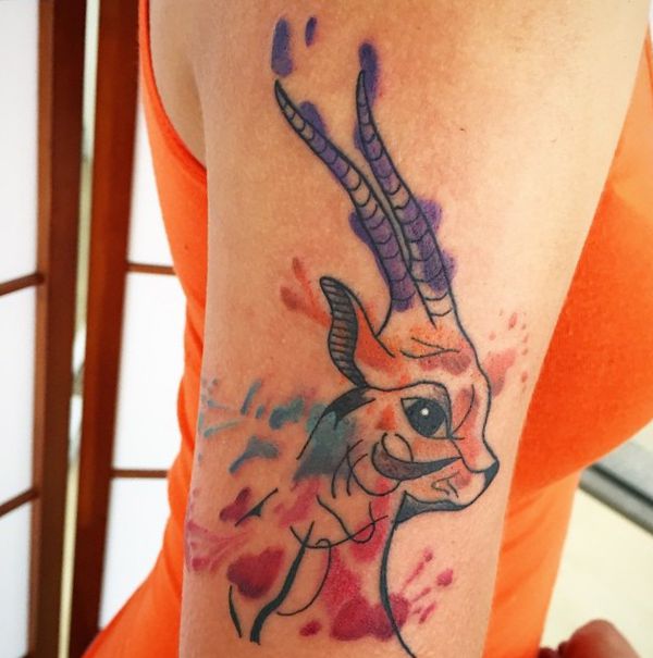 Tattoo Wasserfarben Gazelle Design am Oberarm