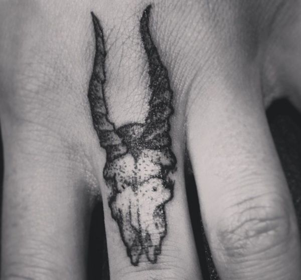 Gazelle Totenkopf Tattoo auf der Finger