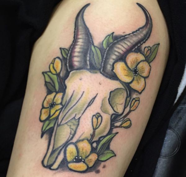 Tattoo Gazelle Totenkopf mit Blumen am Oberarm