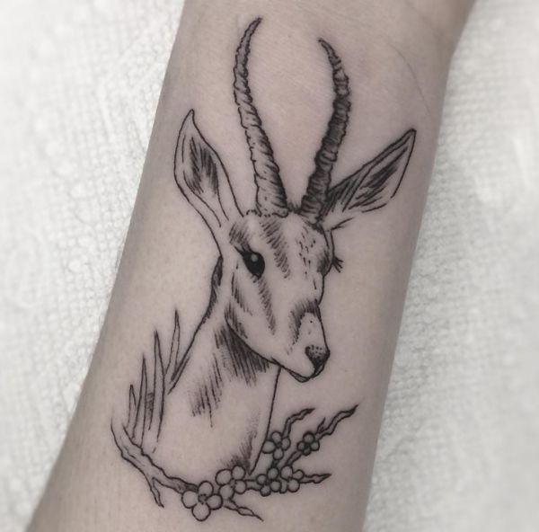 Tattoo Gazelle Design am Handgelenk Schwarz