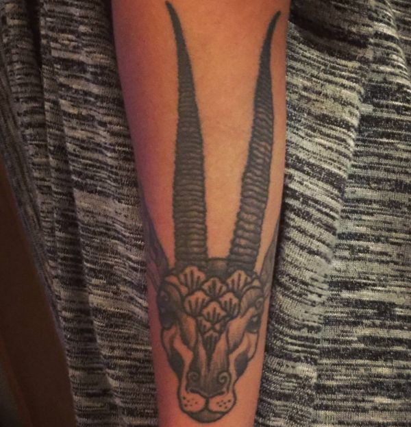 Tribal Tattoo Gazelle Design auf dem Arm