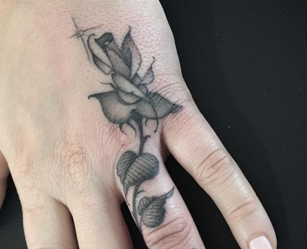 Kleiner Rose Tattoo auf Finger schwarz