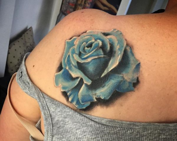 Blauen Rose Tattoo am Schulterblatt