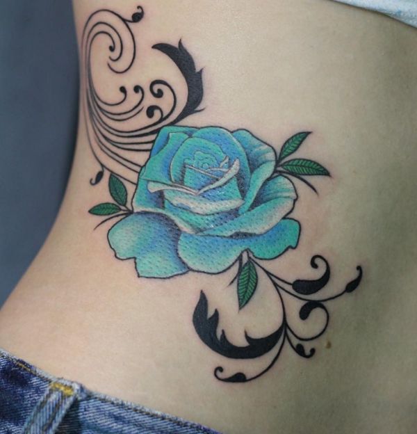 Blauen Rose Tattoo am Rippenbogen