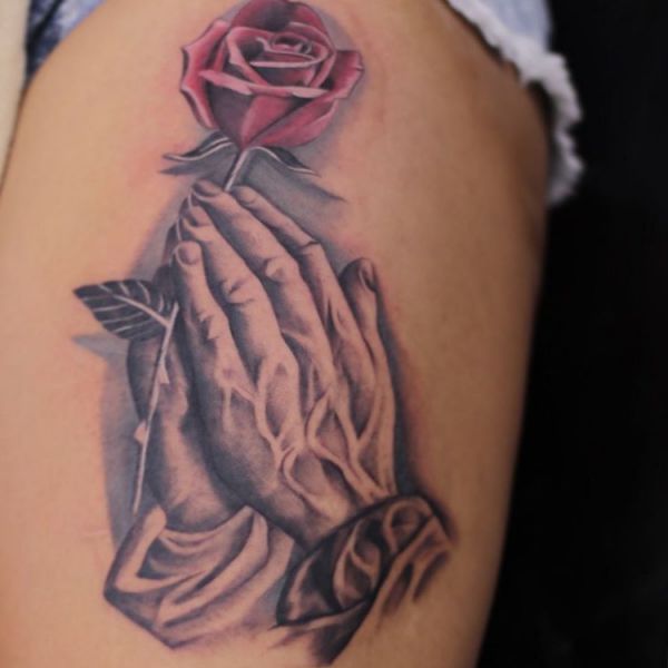 Rose und Betende Hände Tattoo Design