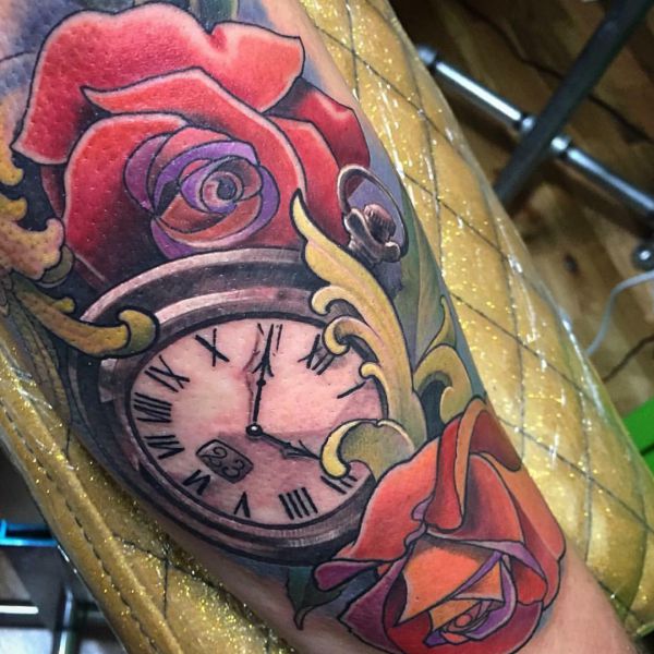 Rosen und Stoppuhr Tattoo Design