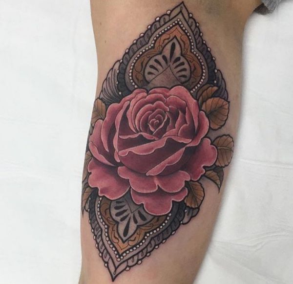 Rose Rote Tattoo Design am Oberarm