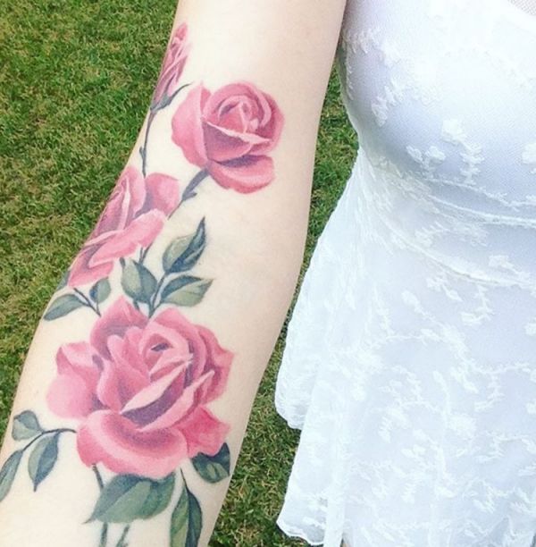 Rosen Tattoo Design auf dem Arm für Frau
