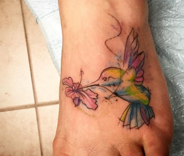 Kolibri und hibiskusblüte Fuß Tattoo