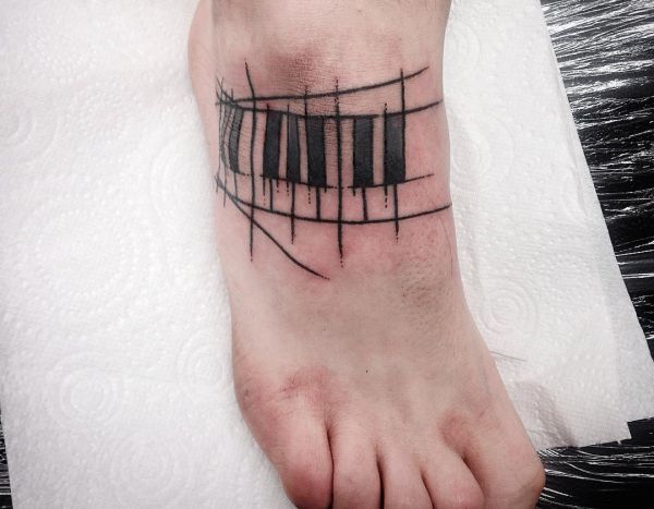Klavier mit seinen Tasten Fuß Tattoo