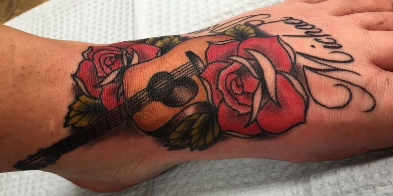 Gitarre und Rose Fuß Tattoo
