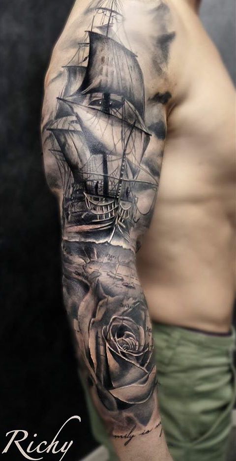Segelschiff mit Rose auf dem Arm der männer