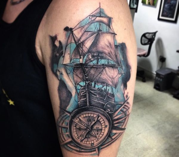 Schiff mit Kompass am Oberarm Blau