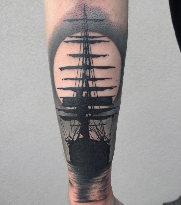 Tattoo Schiff am Unterarm schwarz