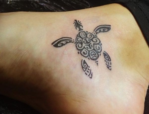 Kleiner Schildkröten Tattoo am Knöchel