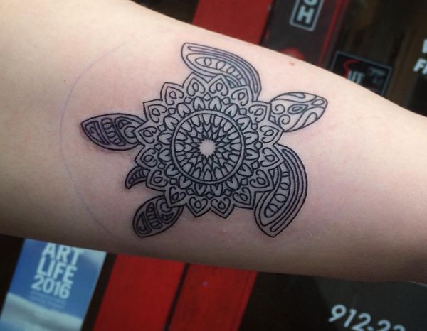 Mandala Schildkröten Design auf dem Arm