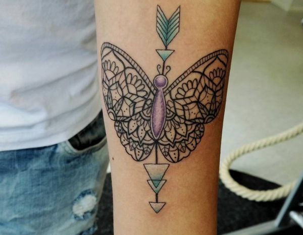 Mandala und Pfeil Schmetterling Tattoo Design am Unterarm