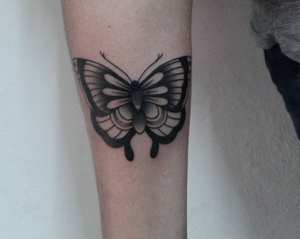 Schmetterling Design am Unterarm Schwarz und weiß
