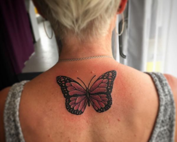 Schmetterling Tattoo Design am Rücken für Frauen