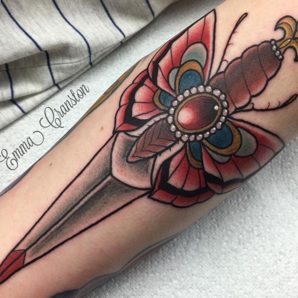 Schmetterling mit Dolch Tattoo Design auf dem Arm