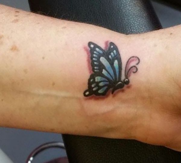 Kleiner Schmetterling Tattoo Design am Handgelenk