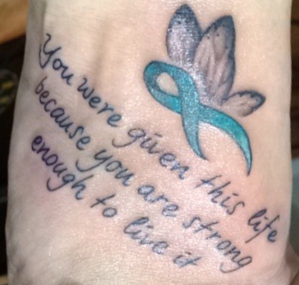 Brustkrebs-Schmetterling Tattoo Design am fuß