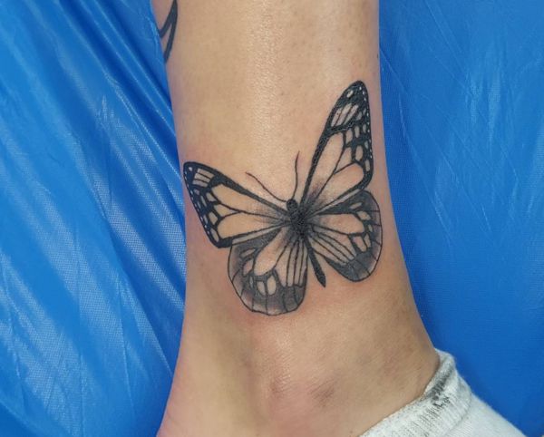 Tattoo Schmetterling Design am Knöchel