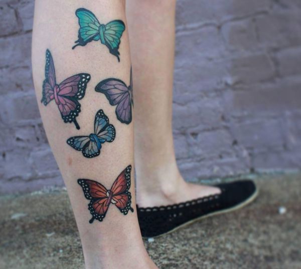 Bunte Schmetterling Design auf der Bein