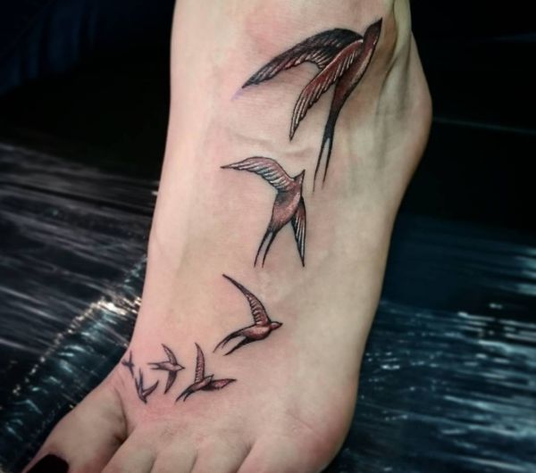 Handgelenk bedeutung tattoo schwalben Schwalben Tattoo