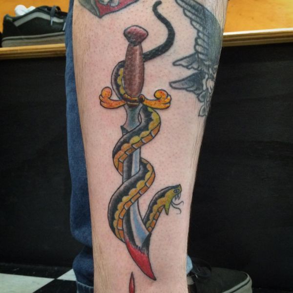 Schwert Tattoo mit Schlange auf der Bein