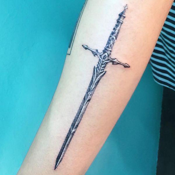 Schwert Design am Unterarm