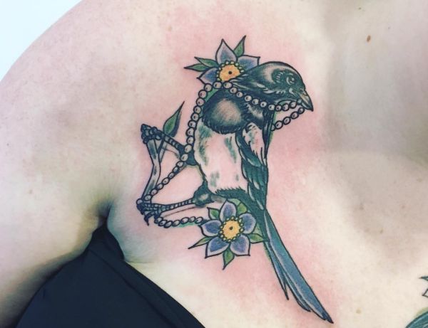 Elster mit Blume Tattoo am Schlüsselbein für Frauen