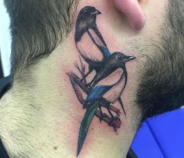 Zwei Elster Tattoo um den Hals