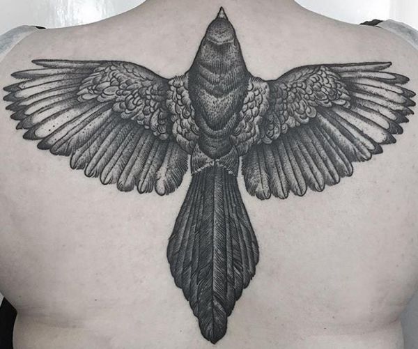 Elster Tattoo am Rücken
