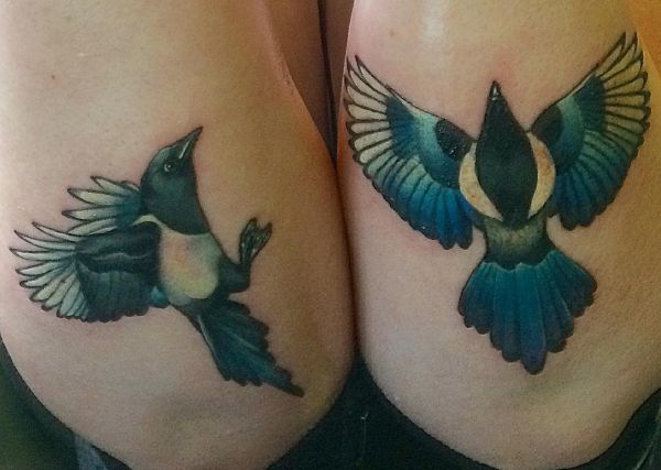 Bunte Elster Vogel Tattoo am Unterschenkel