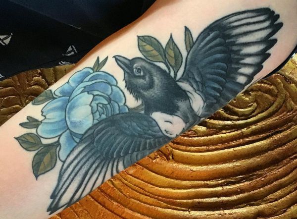Elster Vogel mit Blume Tattoo Ideen