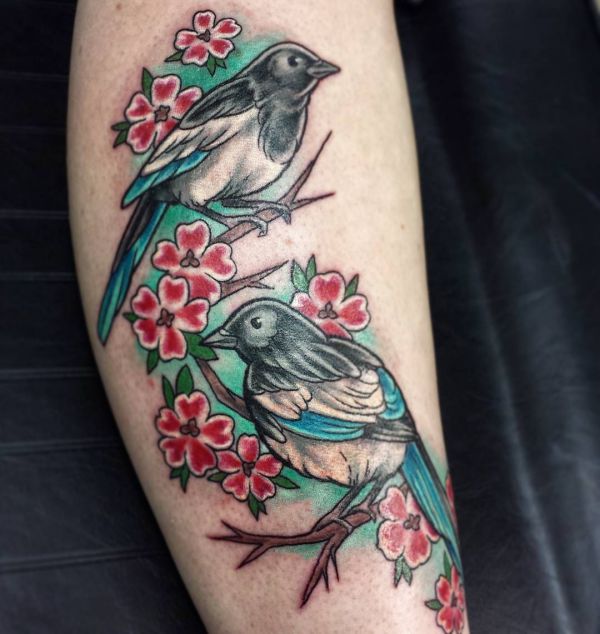 Elster mit Blumen Tattoo auf der Bein