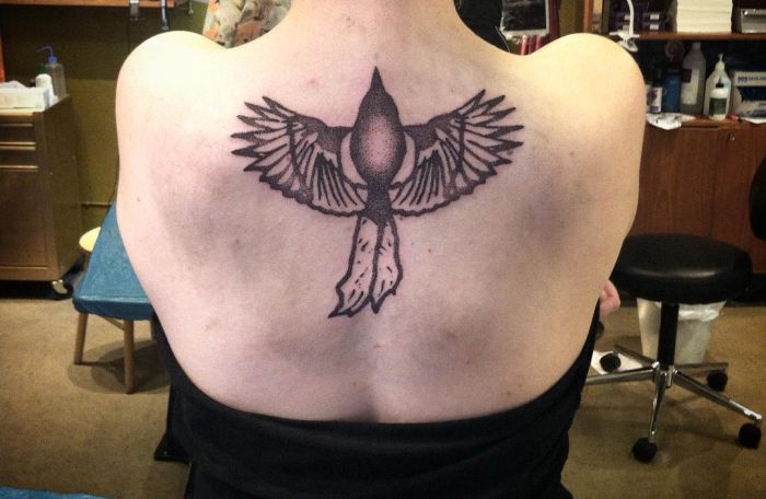 Elster Tattoo im Nacken für Frauen