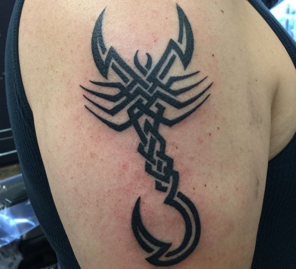 Tribal Skorpion Tattoo am Oberarm