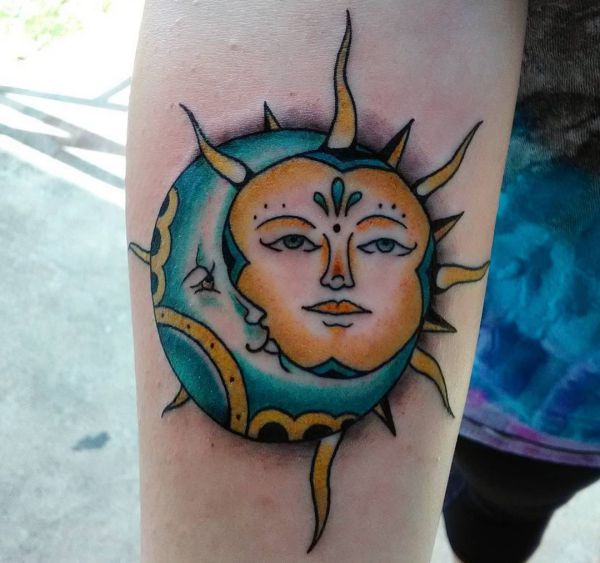 Sonne und Mond im Gesicht Desgin am Unterarm