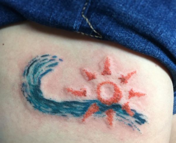 Kleiner Sonne mit Wellen Tattoo Desgin