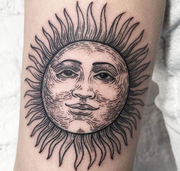 Sonne Gesicht Tattoo Desgin am Unterarm
