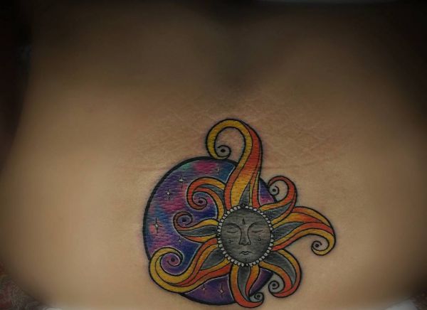 Sonne im Gesicht Tattoo Design am Unterer Rücken Frau