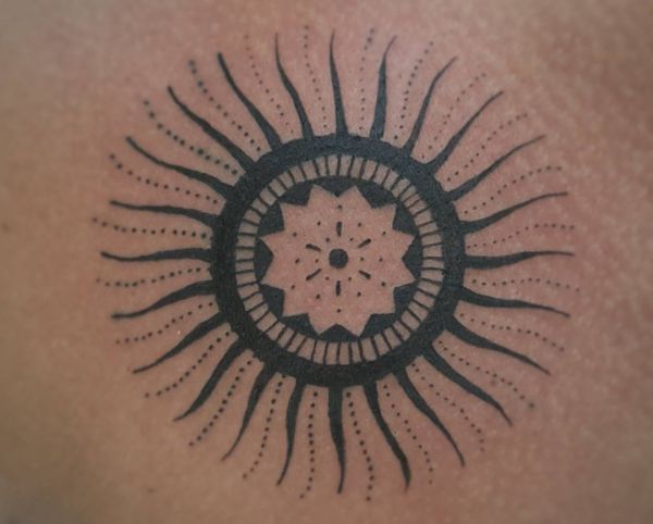 Sonne Tattoo Design Idee