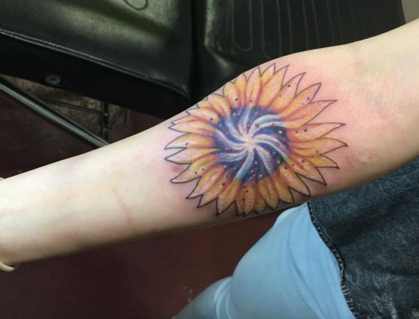 Galaxis Sonnenblumen Tattoo Design auf dem Arm