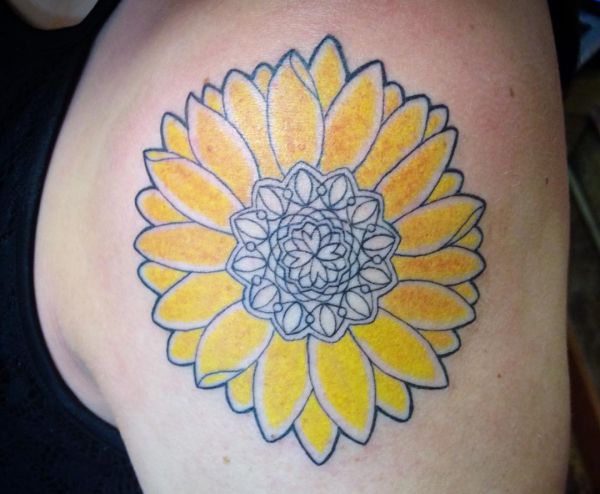 Auffällige Sonnenblumen Design am Oberarm