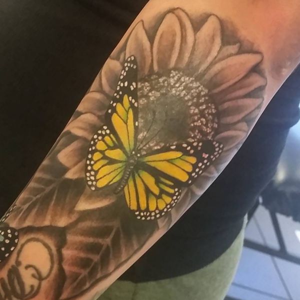 Sonnenblumen und Schmetterling Design am Unterarm